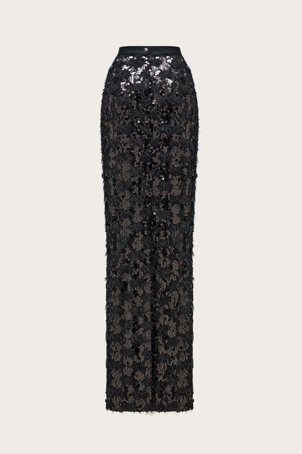 ЮБКА ИЗ ЧЕРНОГО ШЕЛКОВОГО АТЛАСА, РАСШИТАЯ ПАЙЕТКАМИ И БАХРОМОЙ