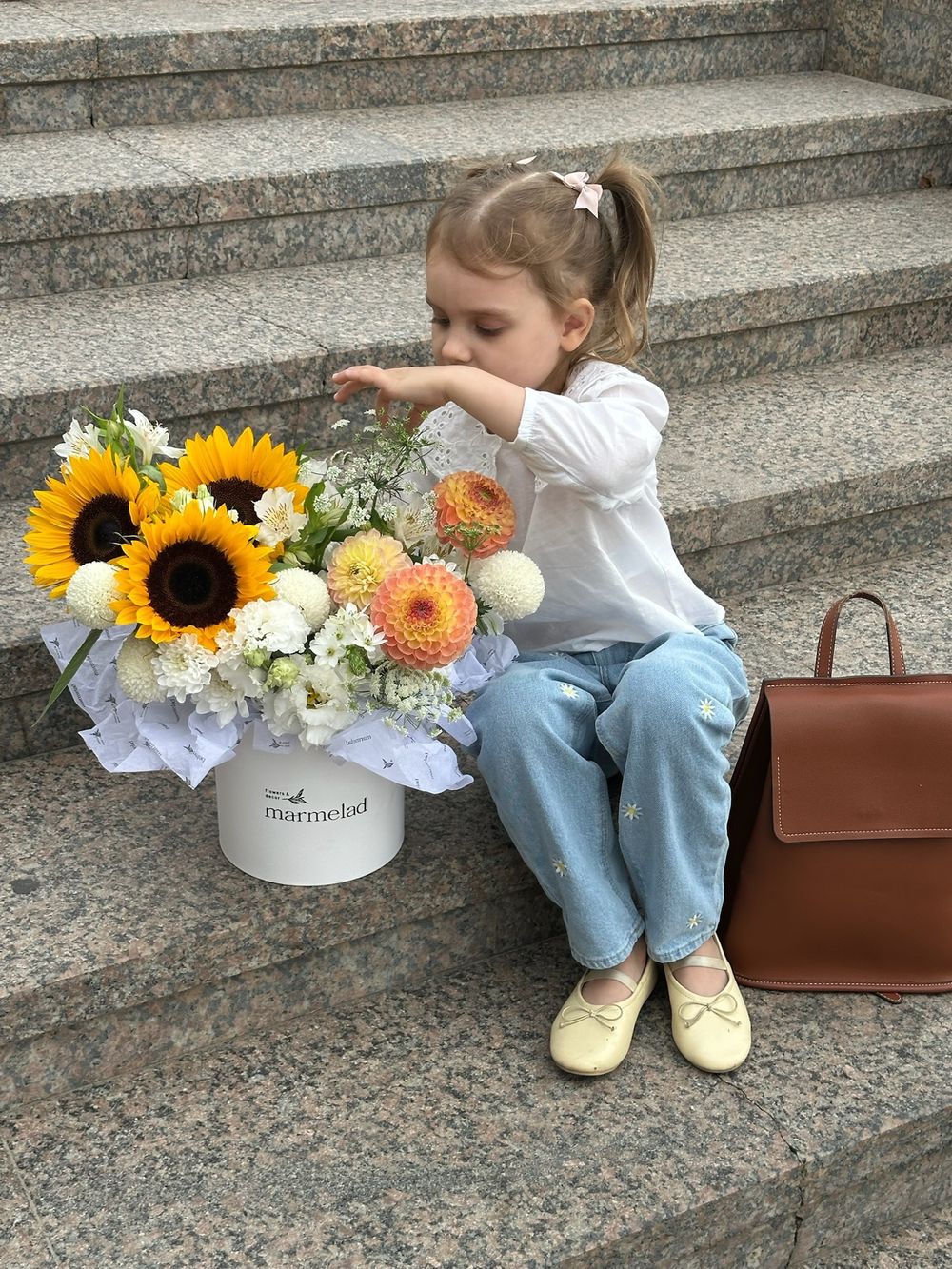 Композиция из георгин, одноголовой хризантемы, полсолнухов и альстромерии