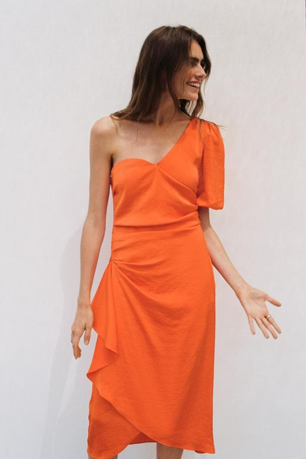 ZARA АТЛАСНОЕ ПЛАТЬЕ МИДИ АСИММЕТРИЧНОГО КРОЯ, ОРАНЖЕВЫЙ