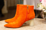 Женские замшевые рыжие ботильоны с авторским каблуком