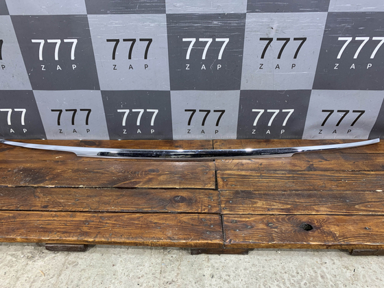 Накладка крышки багажника Mercedes GLS (X166) 19-нв Б/У Оригинал A1677430100