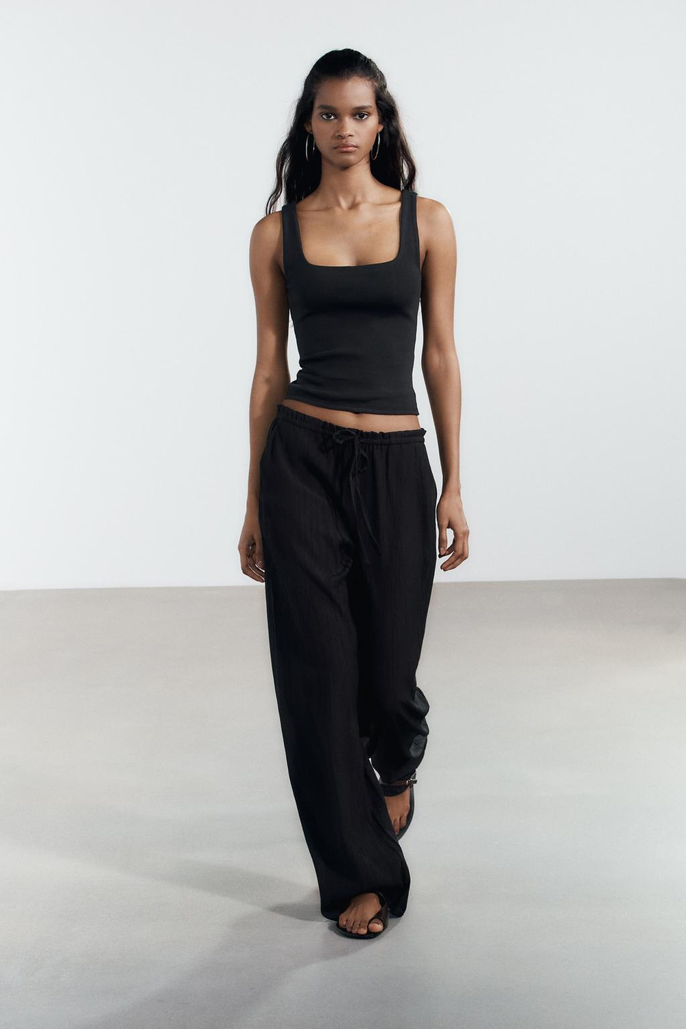 ZARA БРЮКИ ИЗ ТКАНИ С РЕЛЬЕФНЫМ УЗОРОМ, ЧЕРНЫЙ