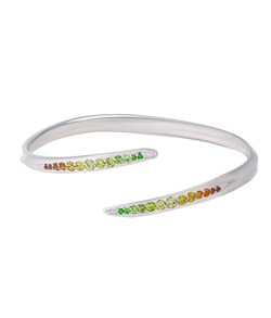 Браслет узкий из серебра со вставками из демантоидов