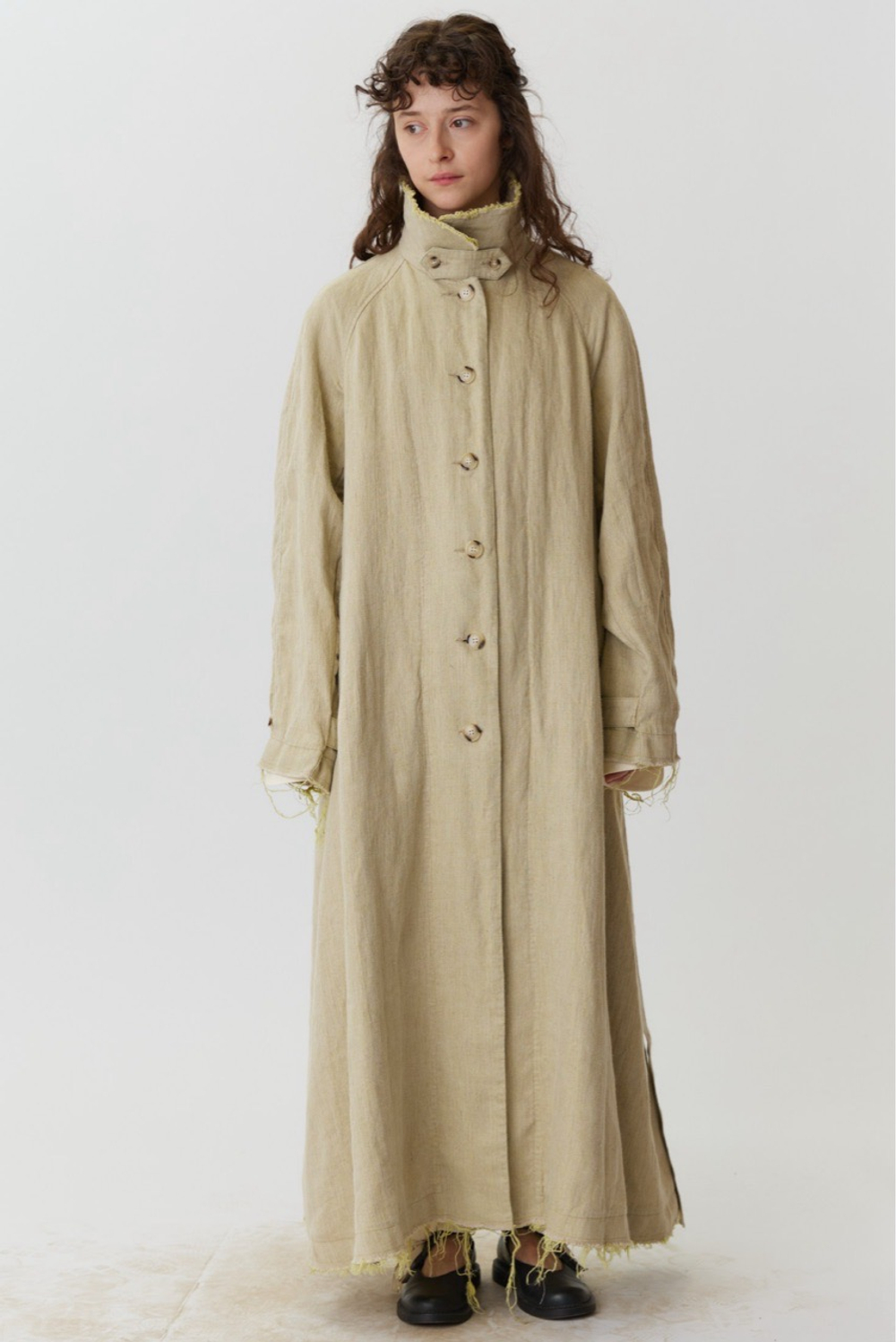 Объемный плащ из серо-зеленого льна