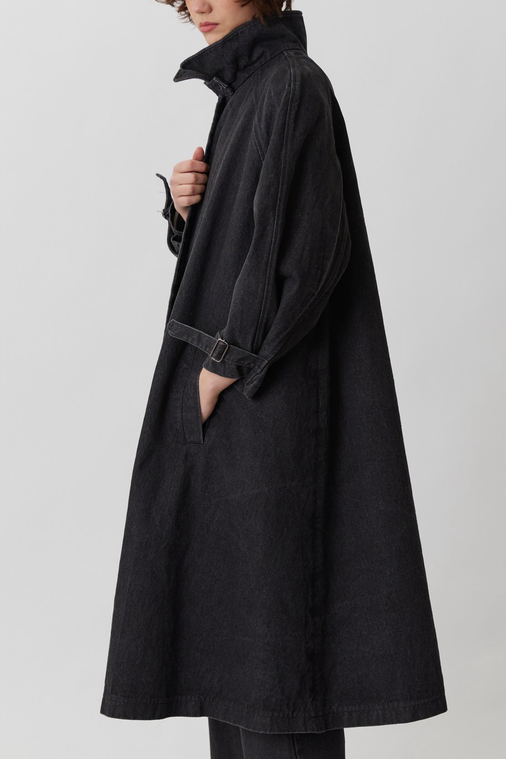 Объемный плащ из черной вареной джинсы