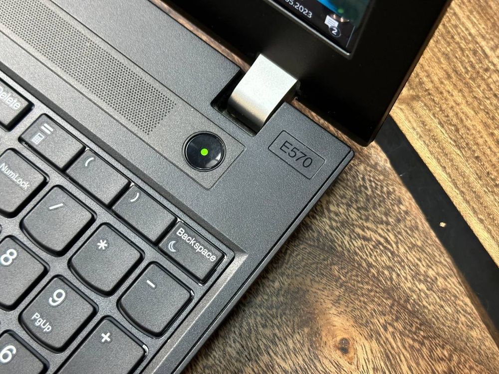 15.6" Ноутбук Lenovo Thinkpad E570 (1920x1080, Intel Core i5-7200U, RAM 8ГБ, SSD 256ГБ, NVIDIA GeForce 940MX, Win 10 Pro)