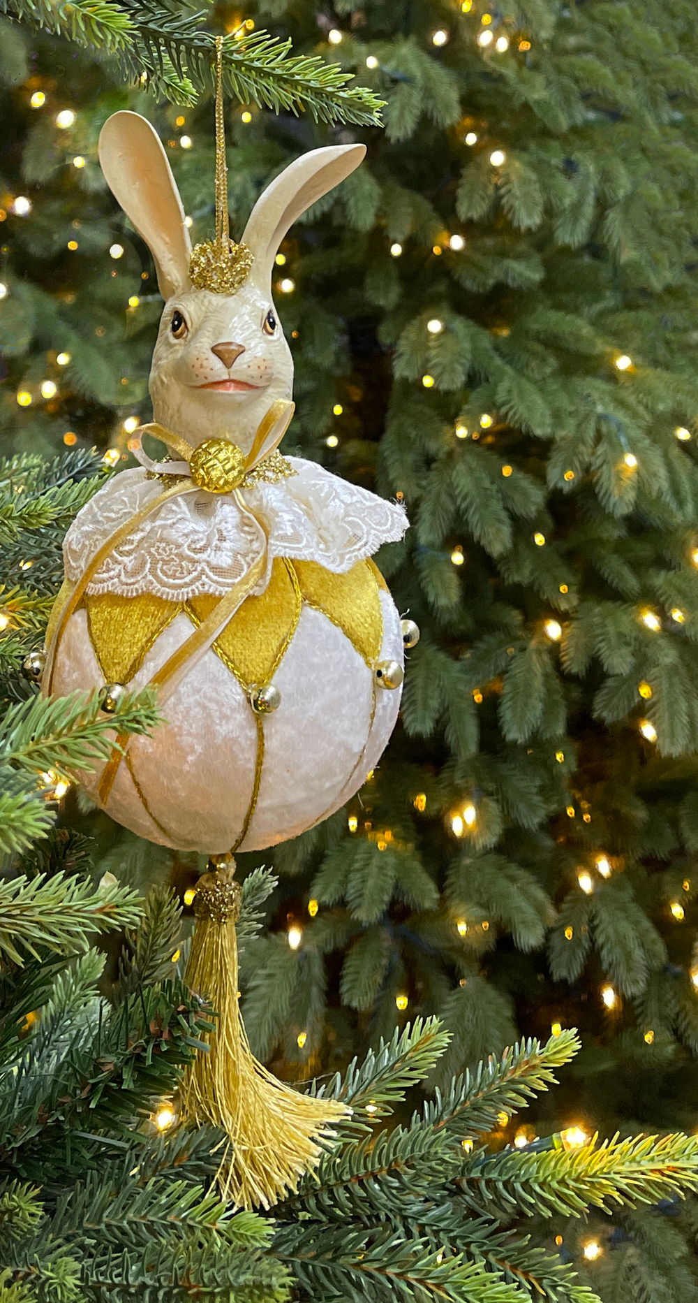 Елочная игрушка Кролик на шаре 11х30см ChristmasDeLuxe с кисточкой белый с золотом