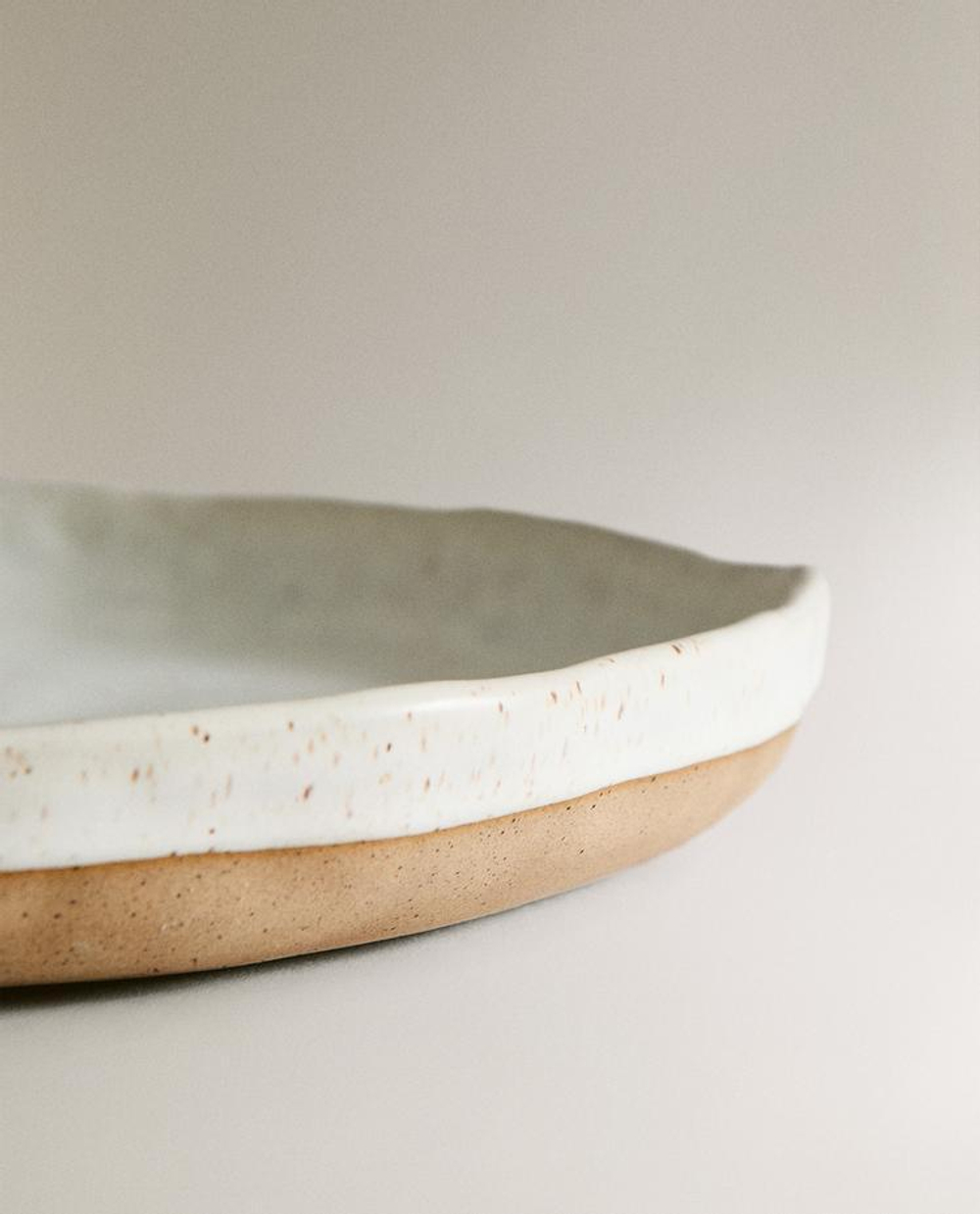 ZARA HOME МАЛЕНЬКОЕ КРУГЛОЕ СЕРВИРОВОЧНОЕ БЛЮДО С РЕЛЬЕФНОЙ ПОВЕРХНОСТЬЮ, ЖЕЛТОВАТО-БЕЛЫЙ