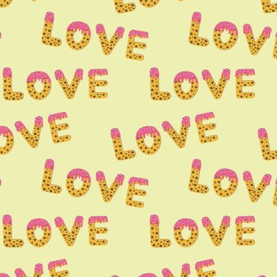 Любовные печенья на желтом фоне.