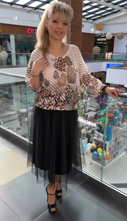 Яркий трикотажный джемпер-блузон с перфорацией