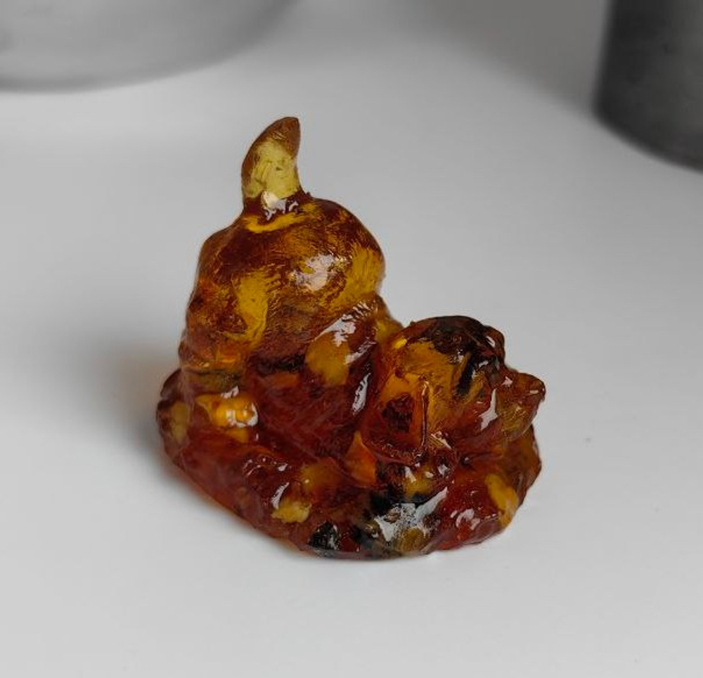 Щенок игривый мини на коврике