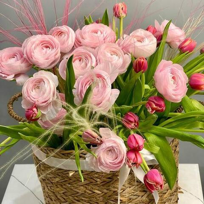 Розовые ранункулюсы и пионовидные тюльпаны с ковылём в корзине. Цветы в корзине 008 Chalet Green