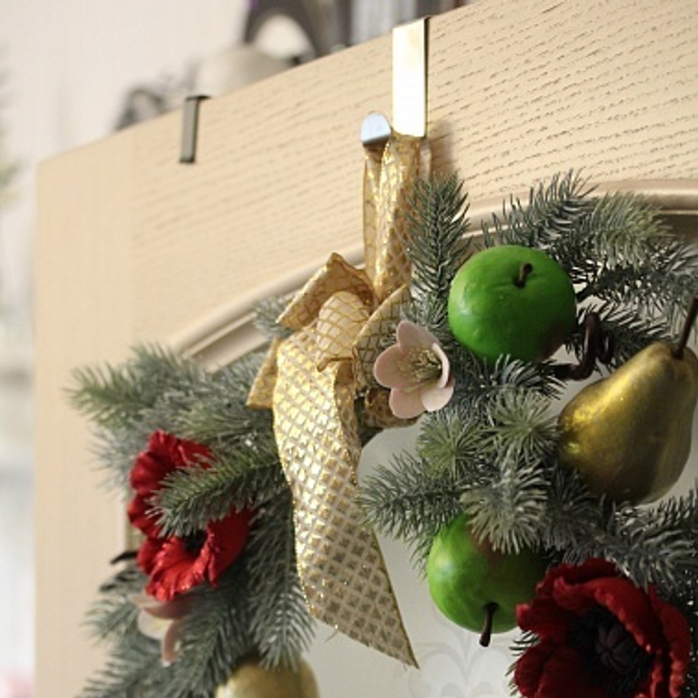 Крючок на дверь