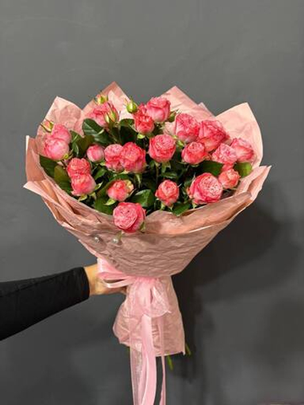 Букет 5 пионовидных кустовых роз в упаковке