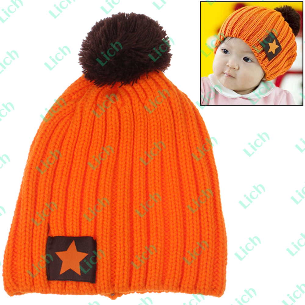 Шапка оранжевая детская однотонная с контрастным помпоном