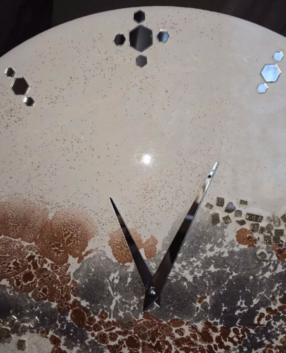 Интерьерные часы ручной работы подарочные из смолы