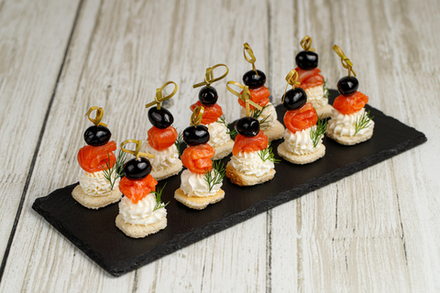 Канапе с лососем и творожным сыром с оливкой на пшеничном тосте