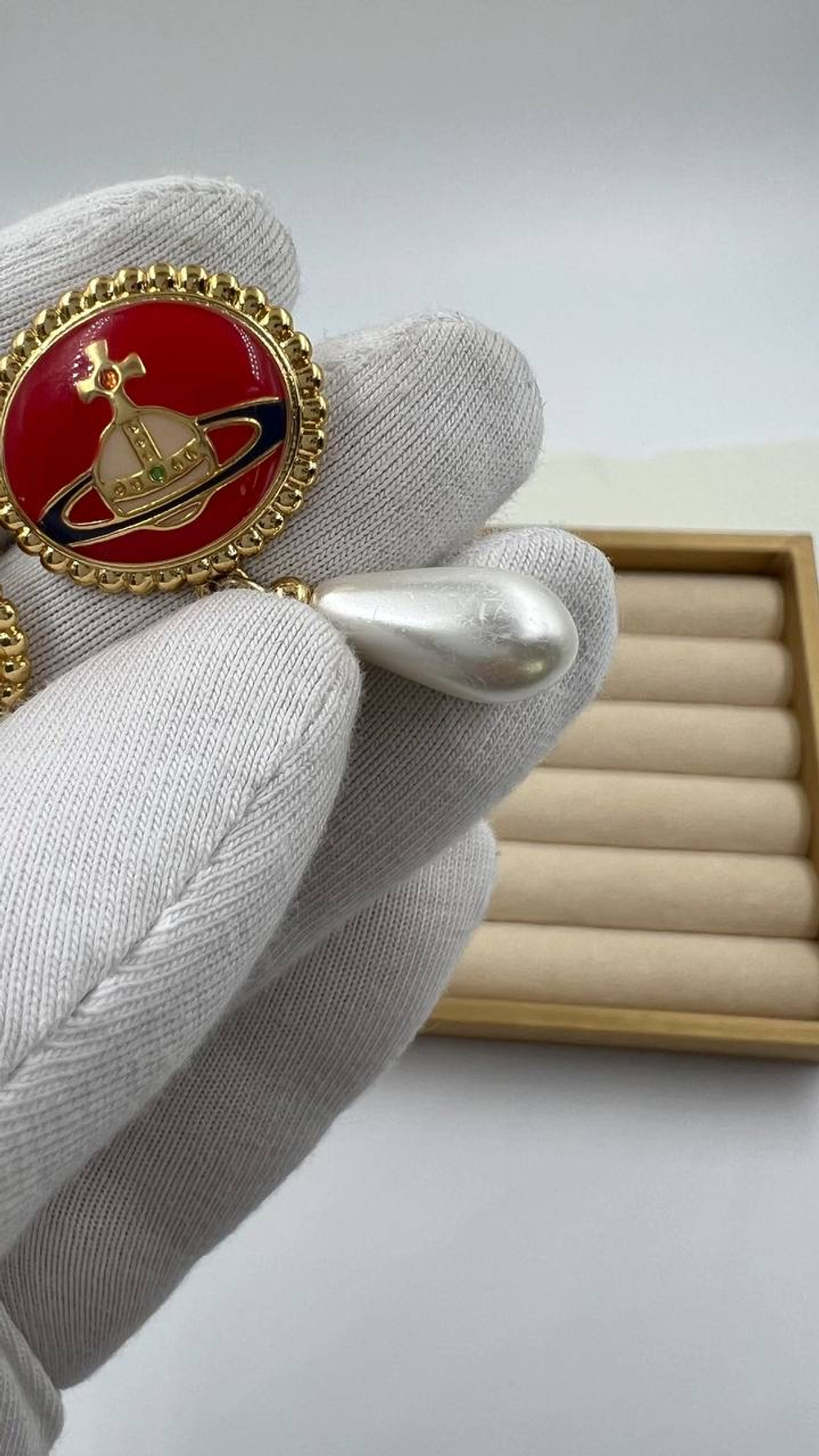 Серьги с красной эмалью и «жемчугом» Vivienne Westwood