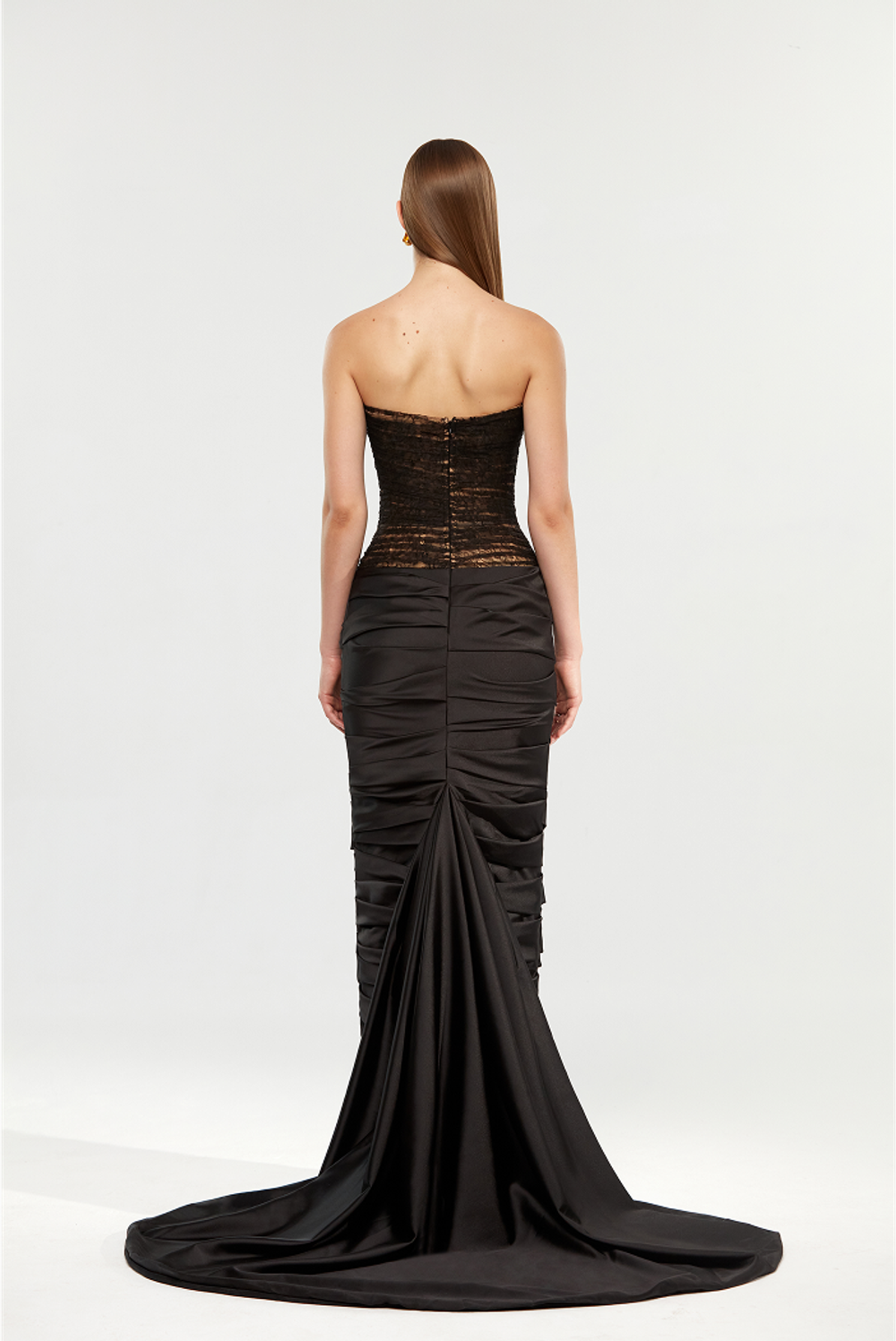 Платье макси драпированное из кружева и атласа со шлейфом