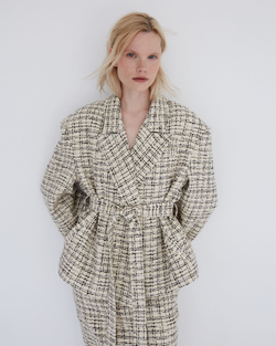 Жакет на поясе из букле молочный/черный