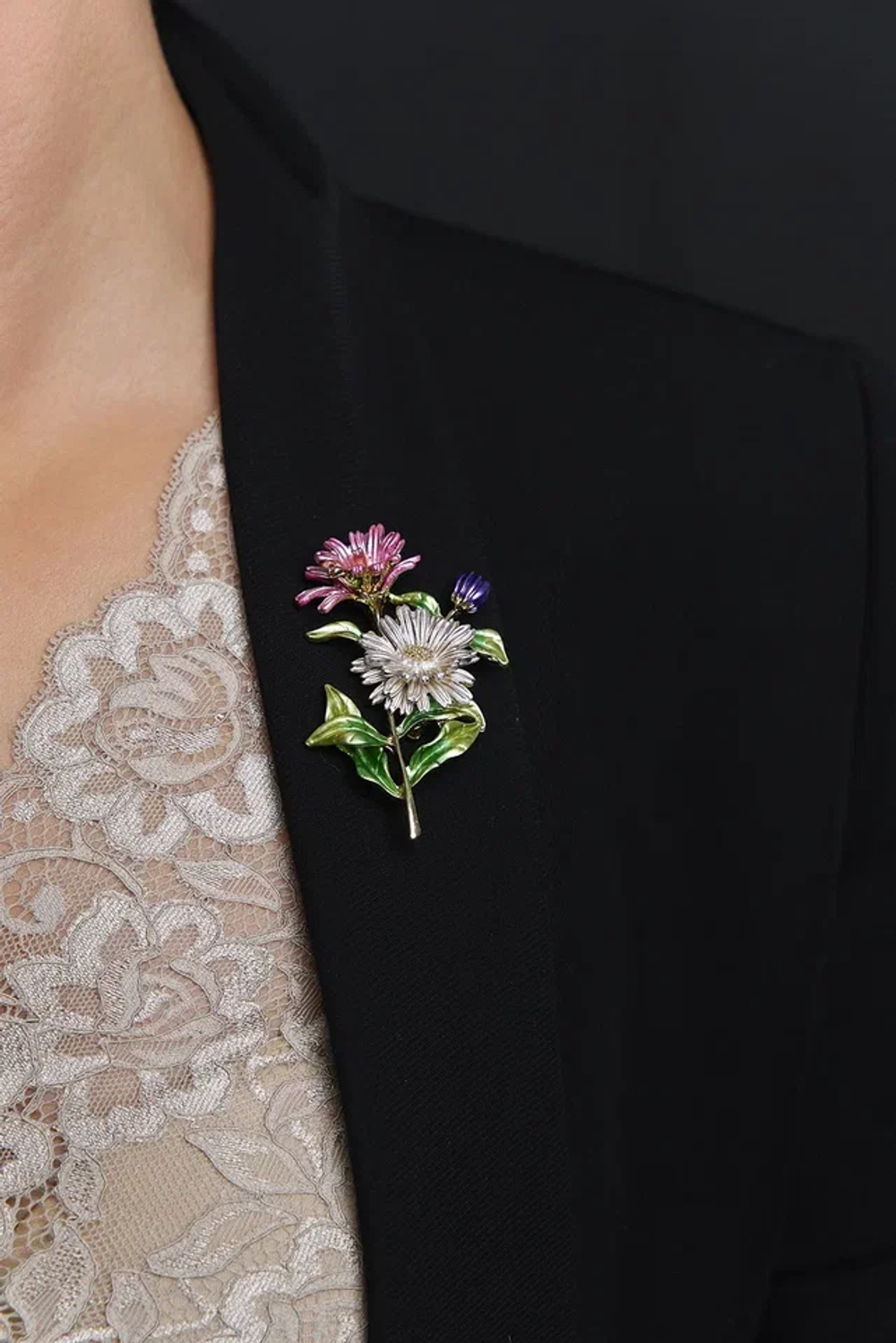 Брошь-подвеска букет из цветов в оттенках:розовый, белый, фиолетовый