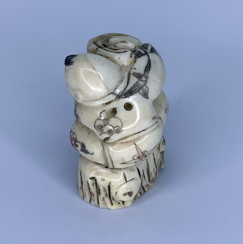 Нэцкэ Ребенок на дереве