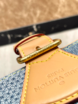 Louis Vuitton Montsouris Messenger MM