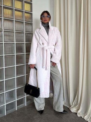 Розовая длинная шуба из эко-меха с поясом