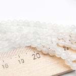 Лунный камень граненый бусины (белая иризация), диаметр около 4,2-4,4 мм, цена за отрезок 19 см (1/2 нити)