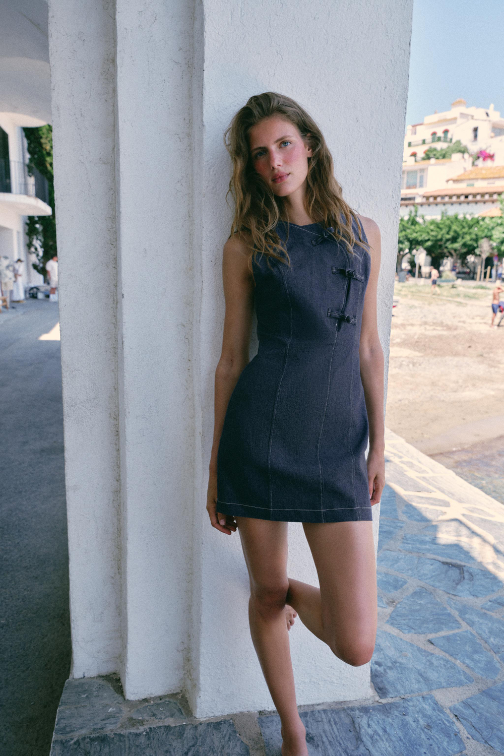 ZARA КОРОТКОЕ ПЛАТЬЕ С НАВЕСНЫМИ ПЕТЛЯМИ, ИНДИГО