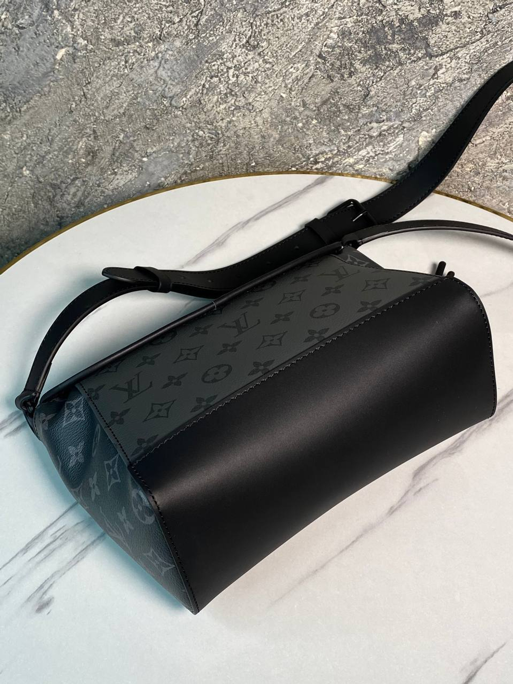 Сумка-мессенджер Louis Vuitton