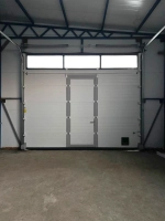 Секционные ворота с калиткой