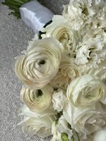 Свадебный букет из ранункулюсов, лизиантуса и одноголовых роз