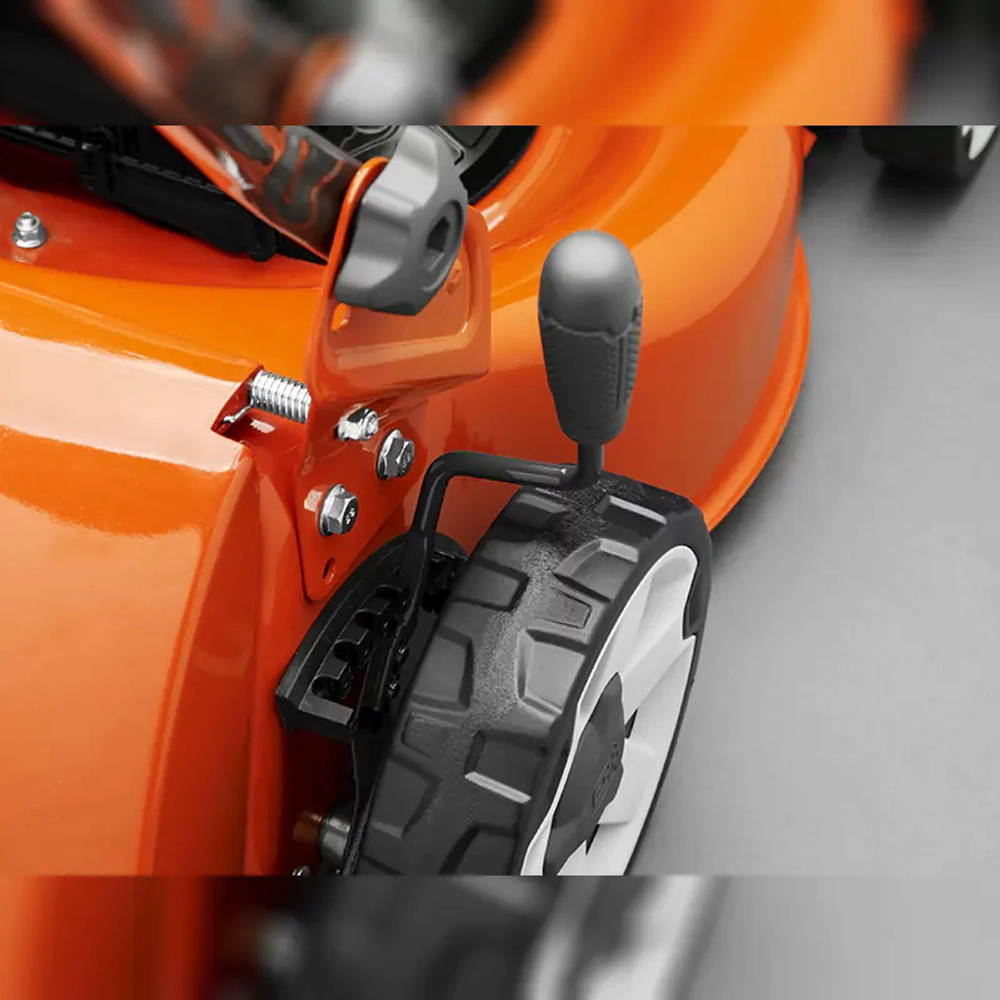 Газонокосилка бензиновая Husqvarna LC 140SP: 2.7 л.с., нож 40 см, 9704882-01