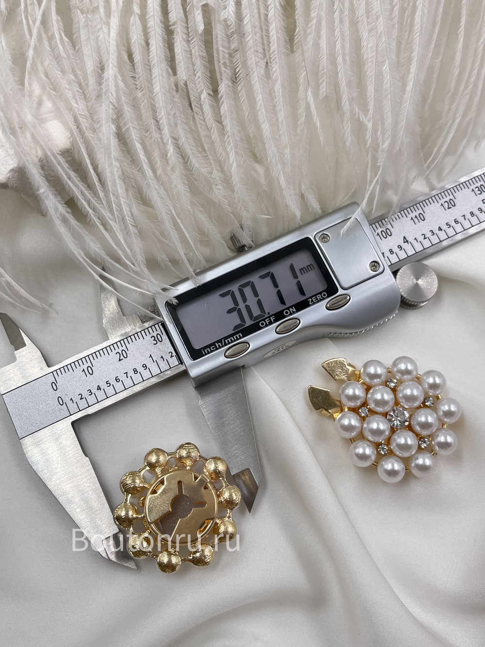 Накладка на пуговицу золотистая с жемчужинами и стразами большая