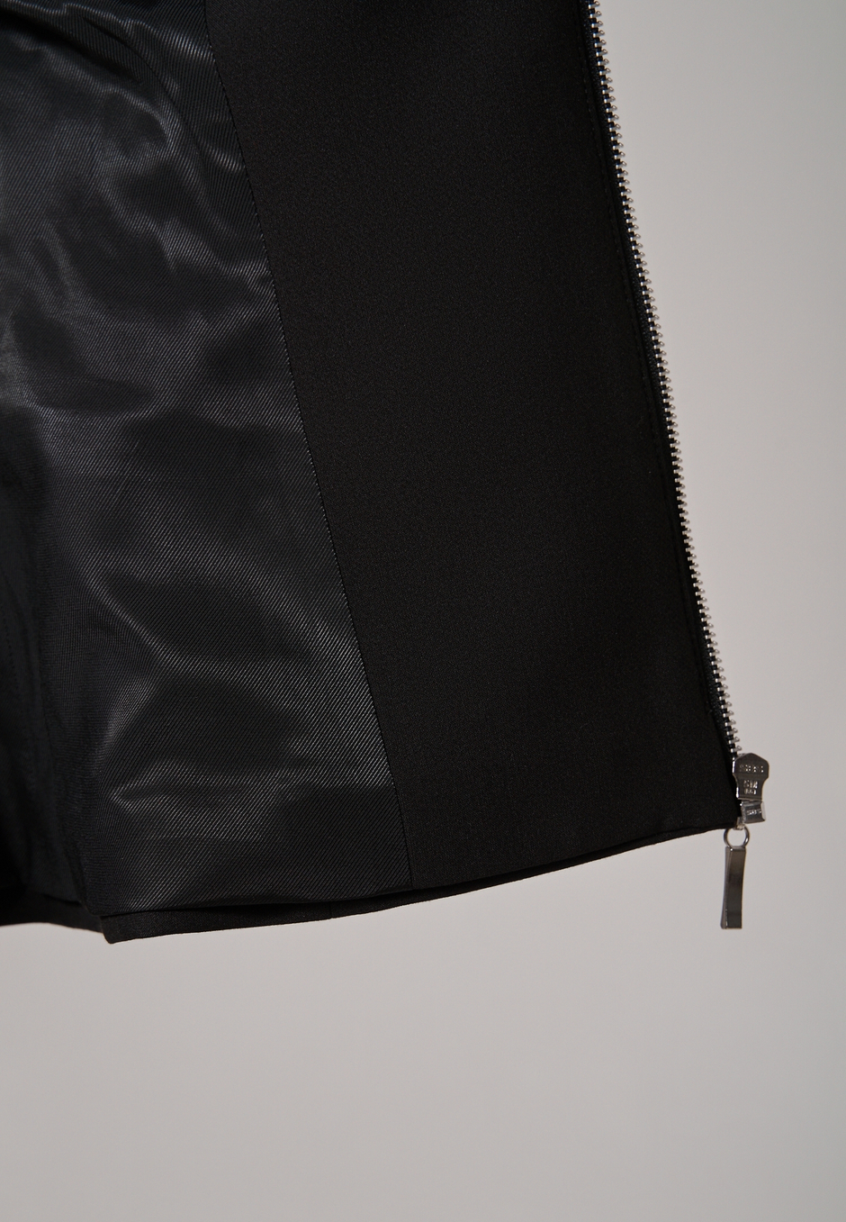 Жилет на молнии черный