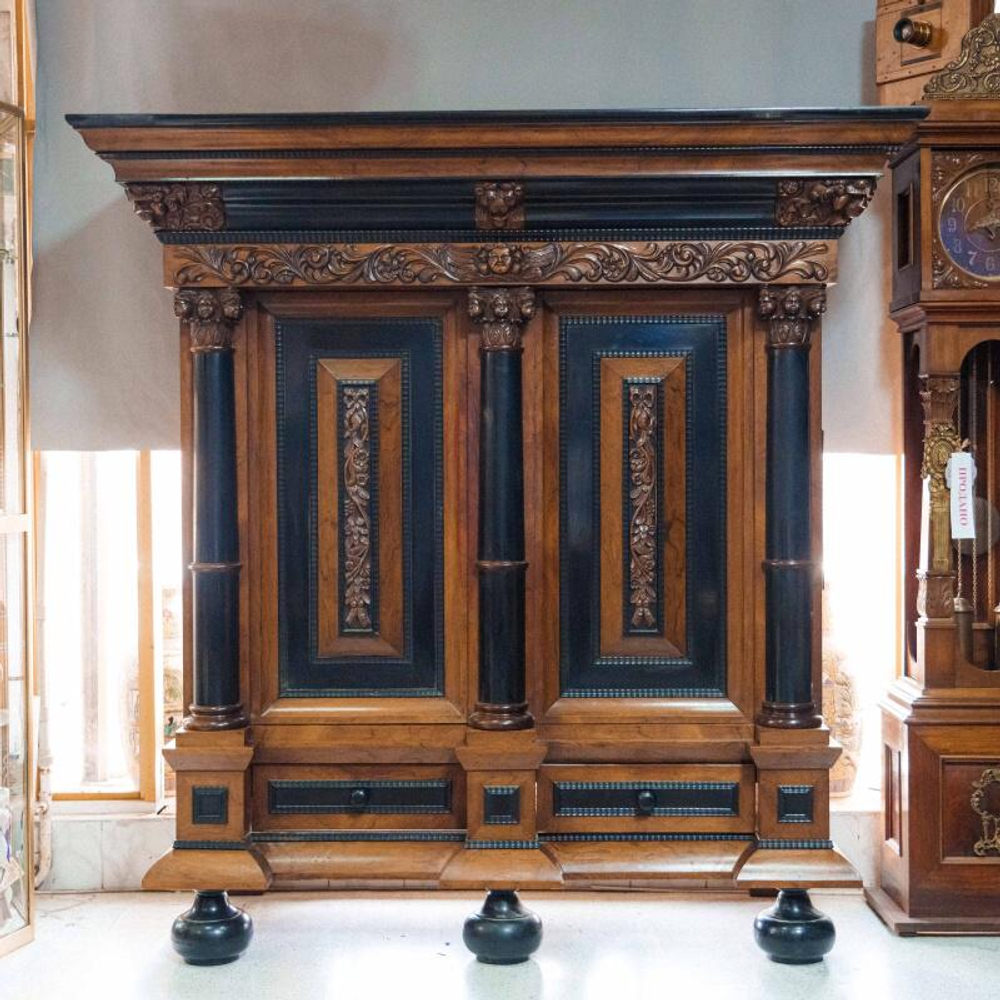 Кабинетный шкаф