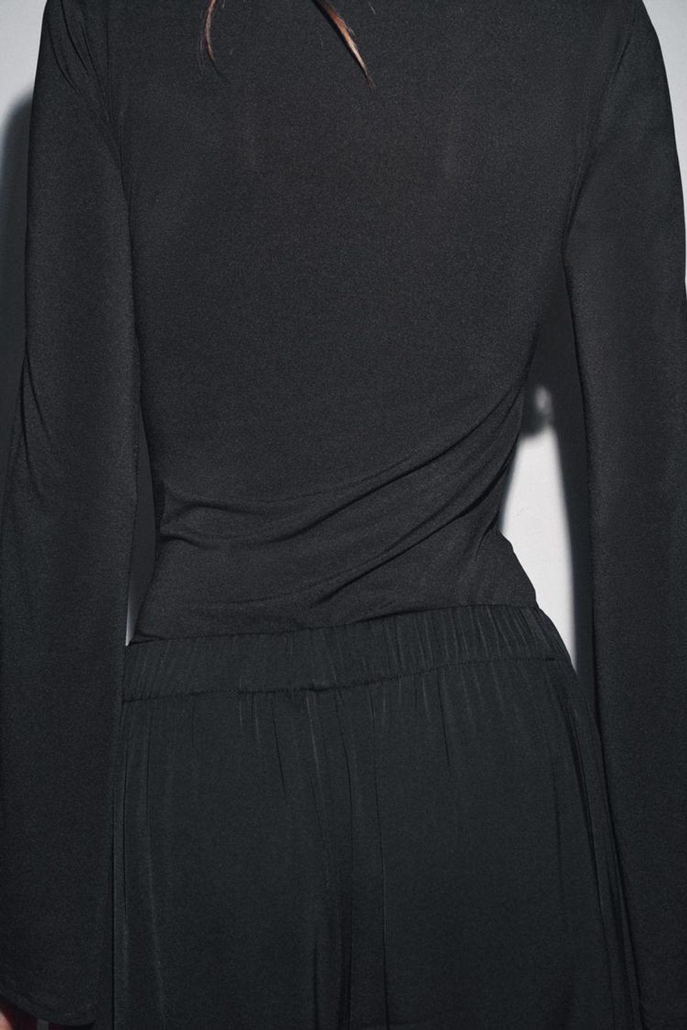 ZARA ФУТБОЛКА С ДЛИННЫМИ РУКАВАМИ И СБОРКАМИ, ЧЕРНЫЙ