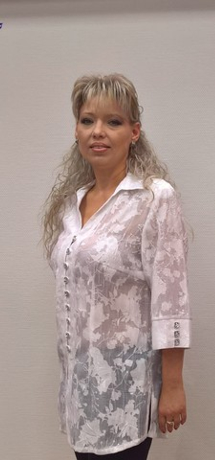 Белый блузон с прозрачным рисунком по самой ткани