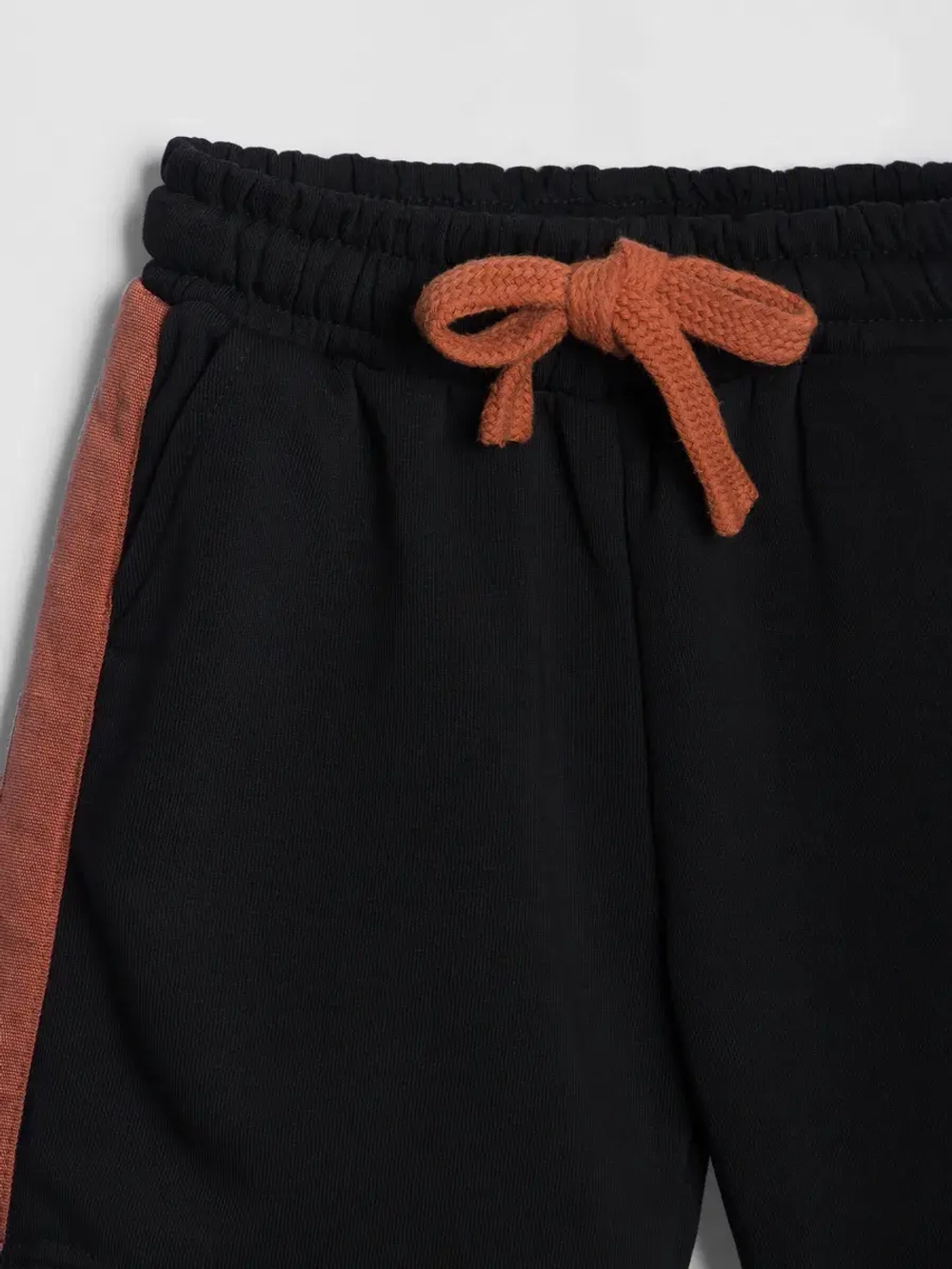 Спортивные шорты для мальчика на лето