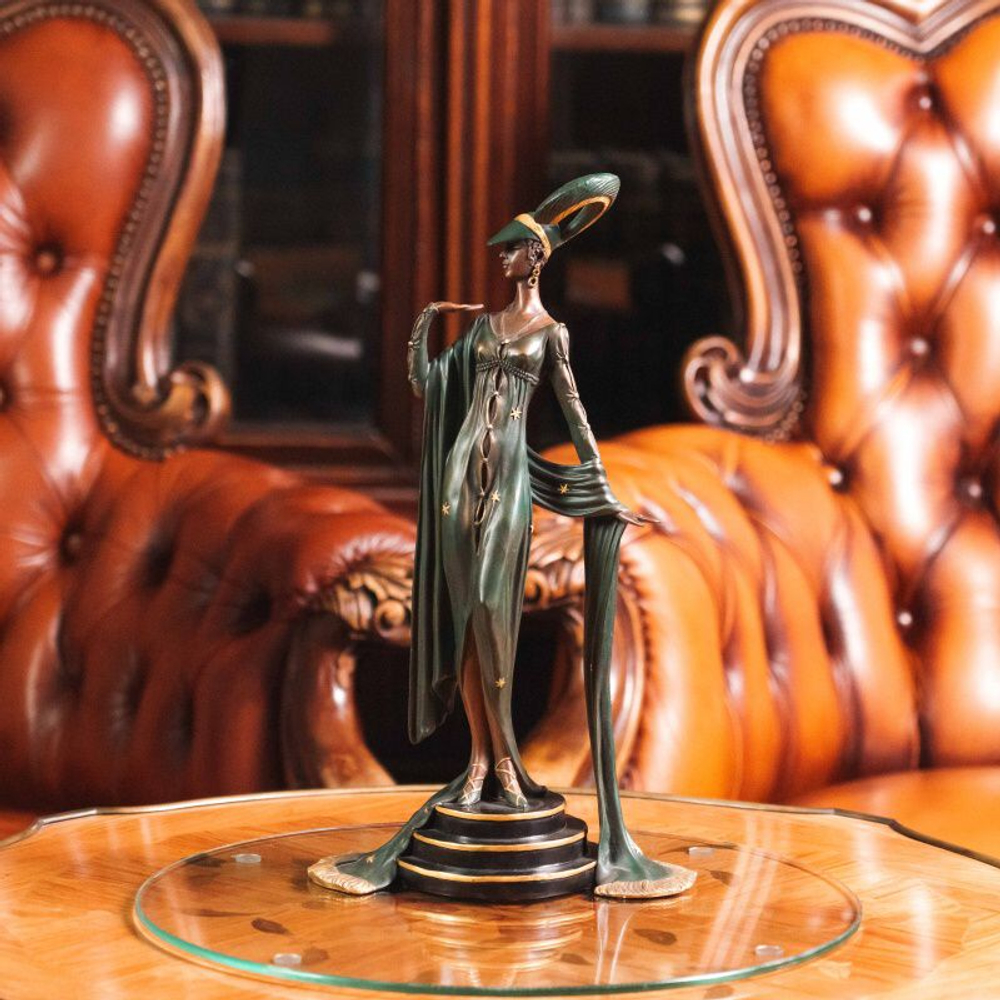Скульптура «Элегантная дама в изумрудном платье»