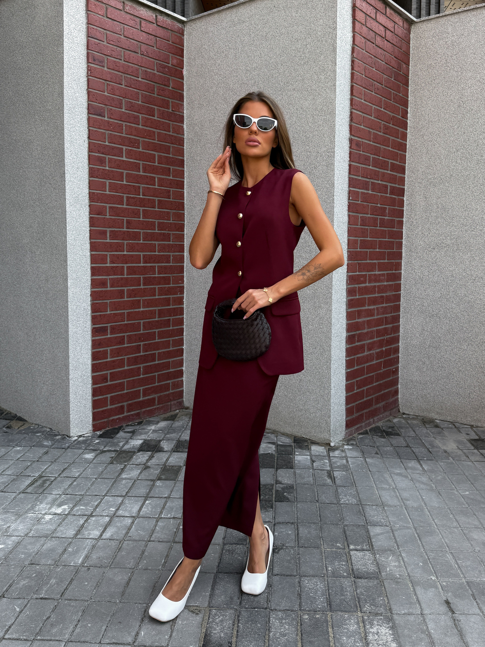 Костюм с юбкой и жакетом без рукавов