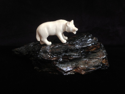 "На охоте", скульптура из рога лося