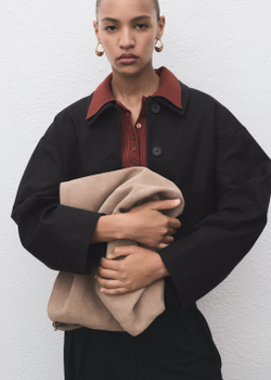 Укороченная куртка с карманами