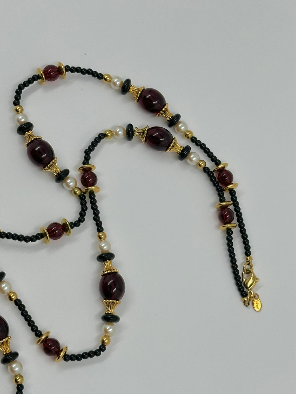 Бусы чёрные с бордовыми вставками Monet