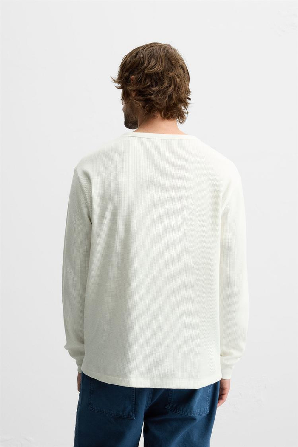 ZARA ФУТБОЛКА ИЗ РЕЛЬЕФНОЙ ТКАНИ С ВОРОТНИКОМ И ПУГОВИЦАМИ, ЖЕЛТОВАТО-БЕЛЫЙ