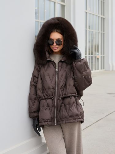 Тонкий шоколадный пуховик с кулиской и меховым капюшоном