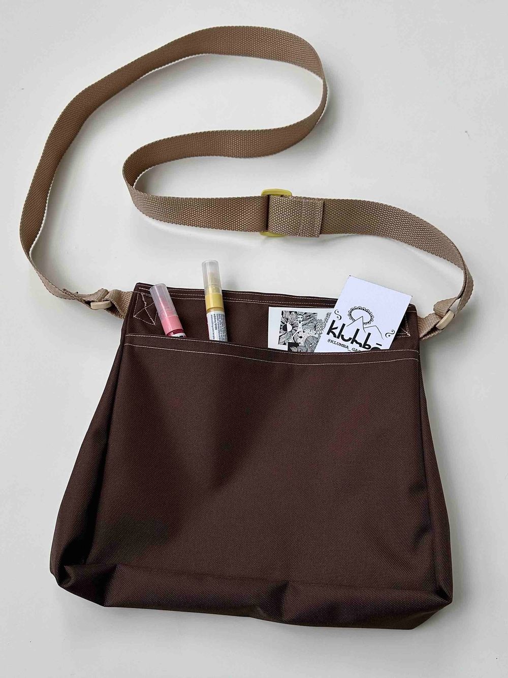 Сумка Klumba Конверт М с желтой пряжкой коричневая