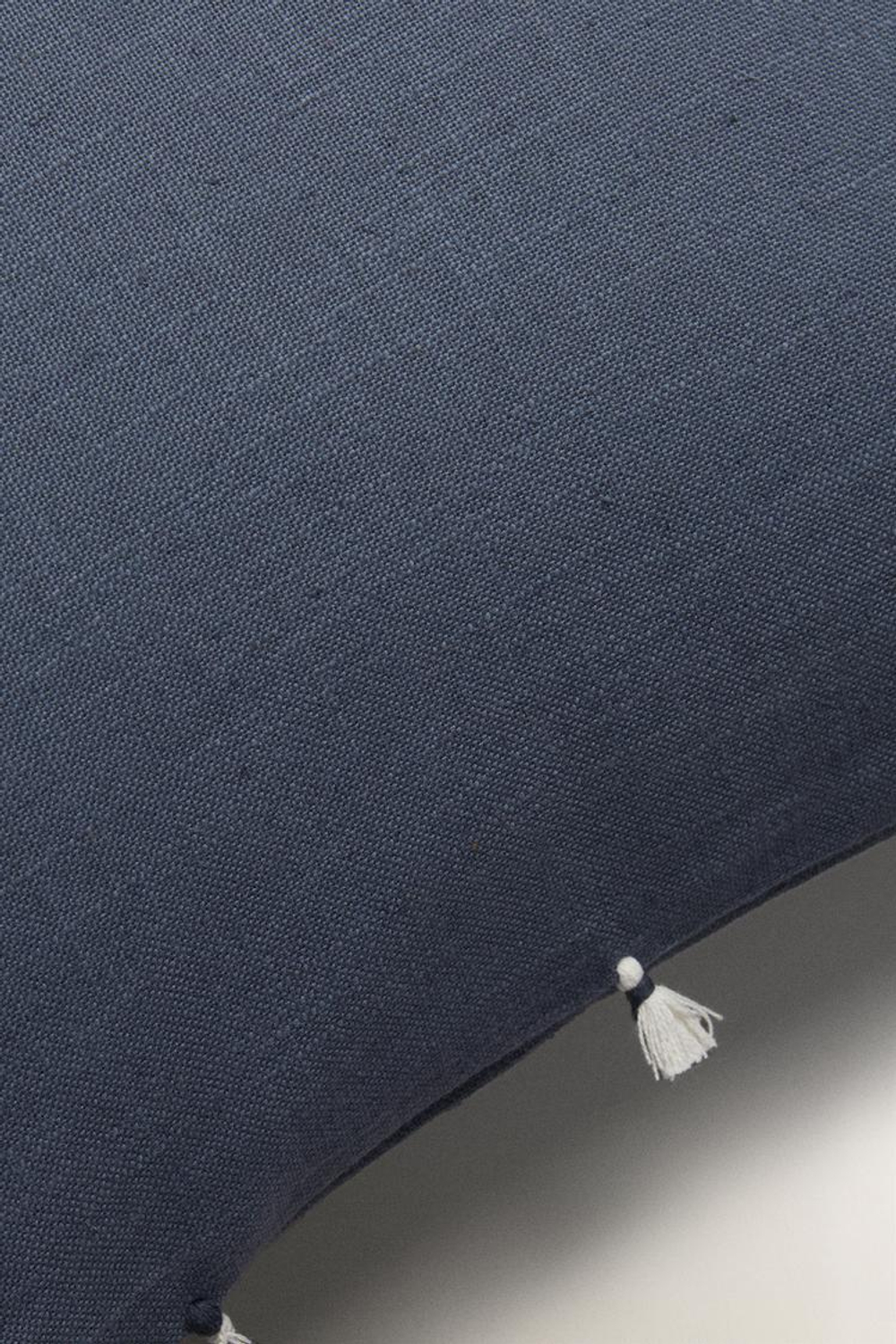 ZARA HOME ЧЕХОЛ ДЛЯ ДЕКОРАТИВНОЙ ПОДУШКИ С КИСТОЧКАМИ, СИНИЙ