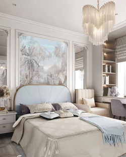 Изысканная каскадная люстра с вытянутыми стеклянными элементами и декоративной потолочной розеткой.